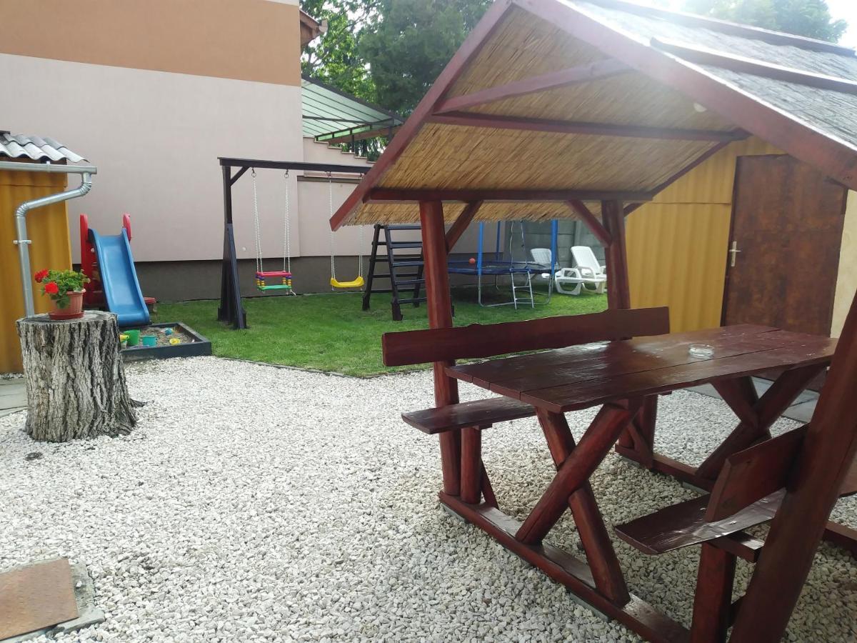 Szivárvány Apartman Gyula Exterior foto