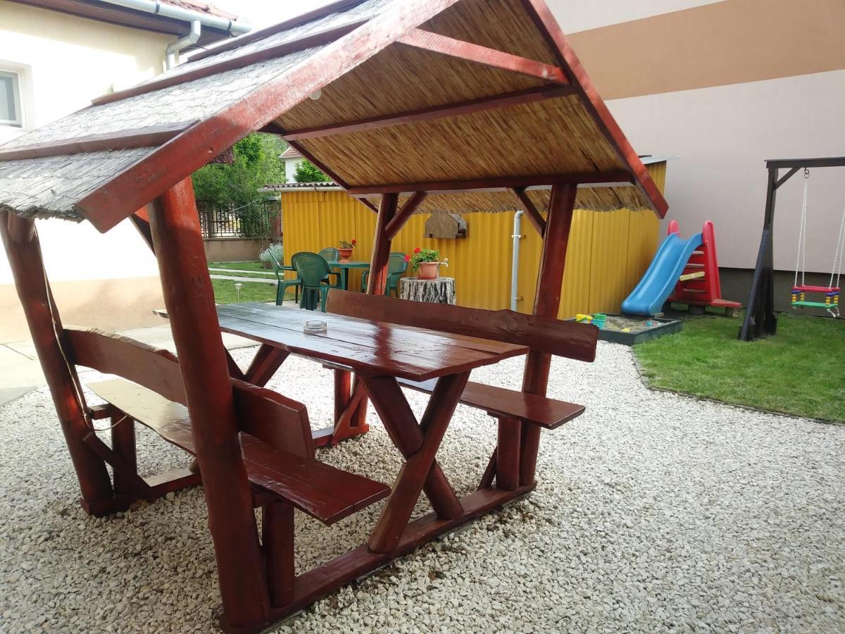 Szivárvány Apartman Gyula Exterior foto